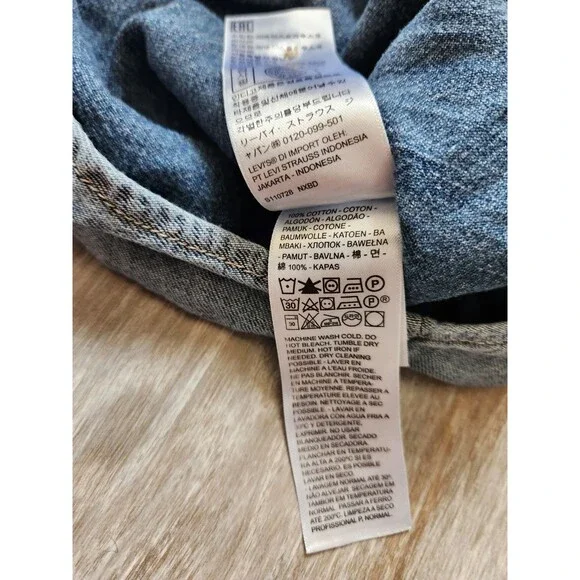 Levi’s Western Pearl Snap Denim Shirt Light Wash Button Down Women’s Small EUC - Picture 5 of 8